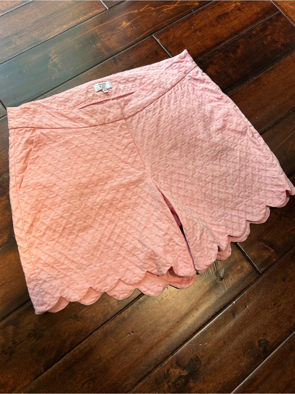 Crow & Ivy - Eyelet Scallop Hem Women's Shorts - Pink